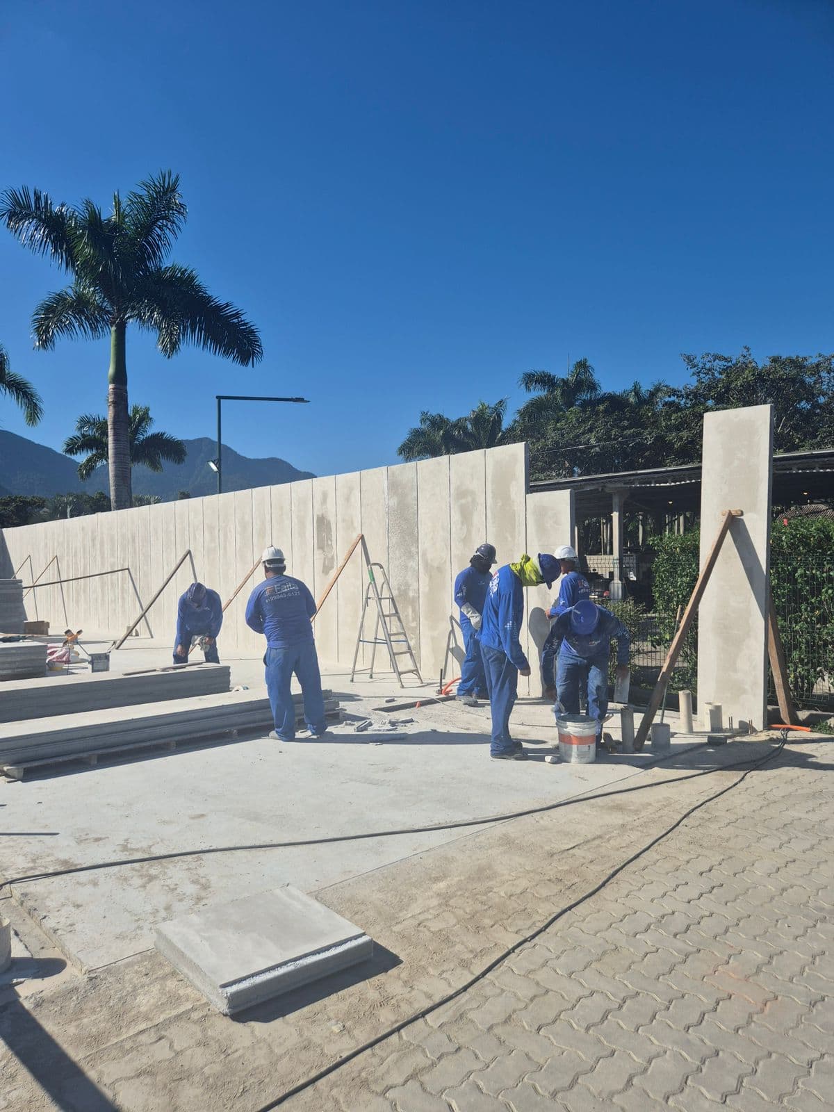 Equipe instalando painéis cimentíceos Lightwall em uma obra residencial